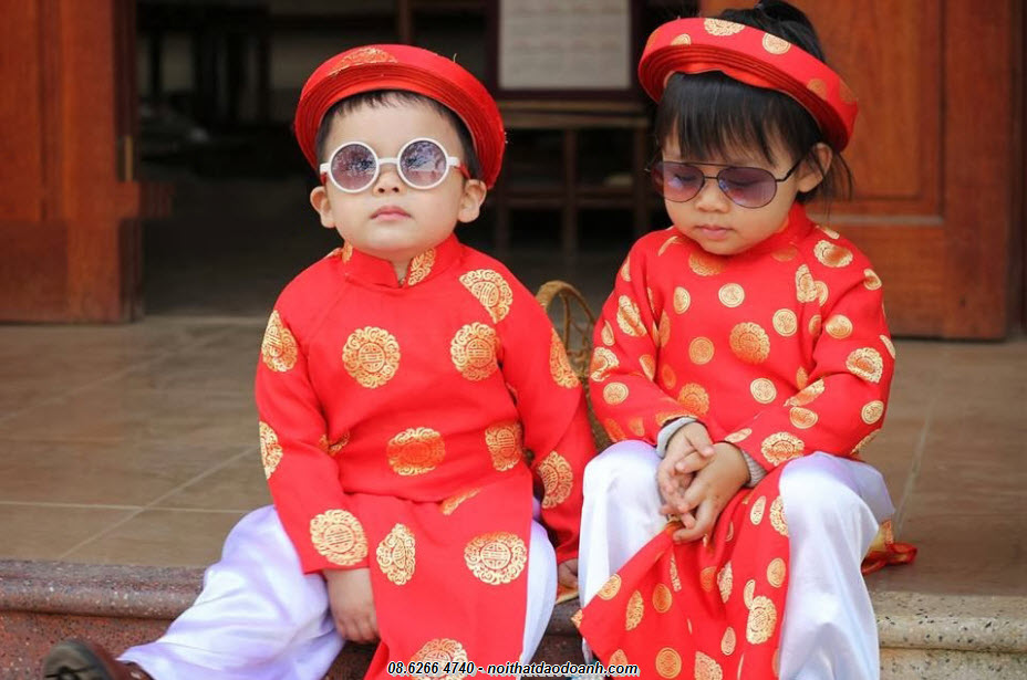 Áo dài khăn đóng trang phục khiến các bé trở nên đáng yêu lạ thường Áo dài khăn đóng trang phục khiến các bé trở nên đáng yêu lạ thường